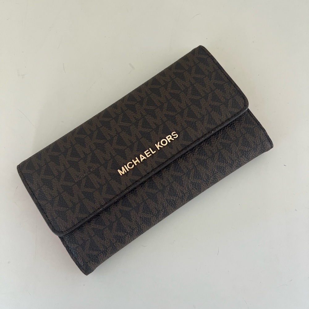 Michael Kors MK Wallet w red accent - Picture 2 of 6